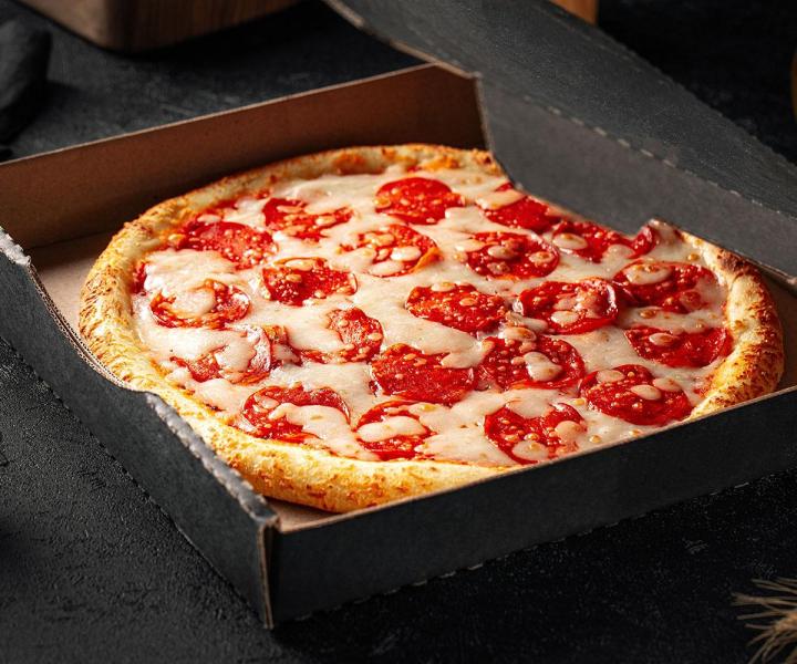 Découvrez notre menu de pizzas à emporter.